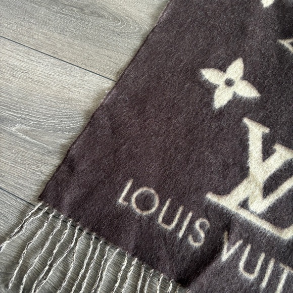 Louis Vuitton Cashmere Monogram Reykjavik Scarf - Picture 6 of 7